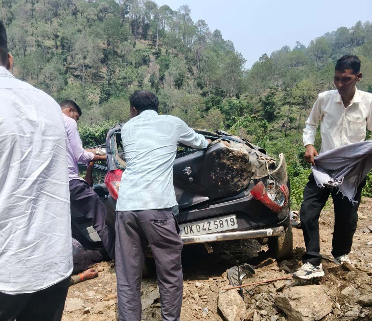Almora में चीख-पुकार: अनियंत्रित होकर गहरी खाई में गिरी कार, चार लोगों की दर्दनाक मौत, दो गंभीर