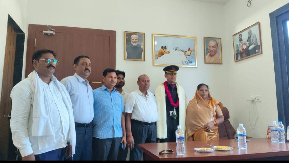सेना में लेफ्टिनेंट बने योगेश शुक्ला का मानिकपुर में भव्य स्वागत
