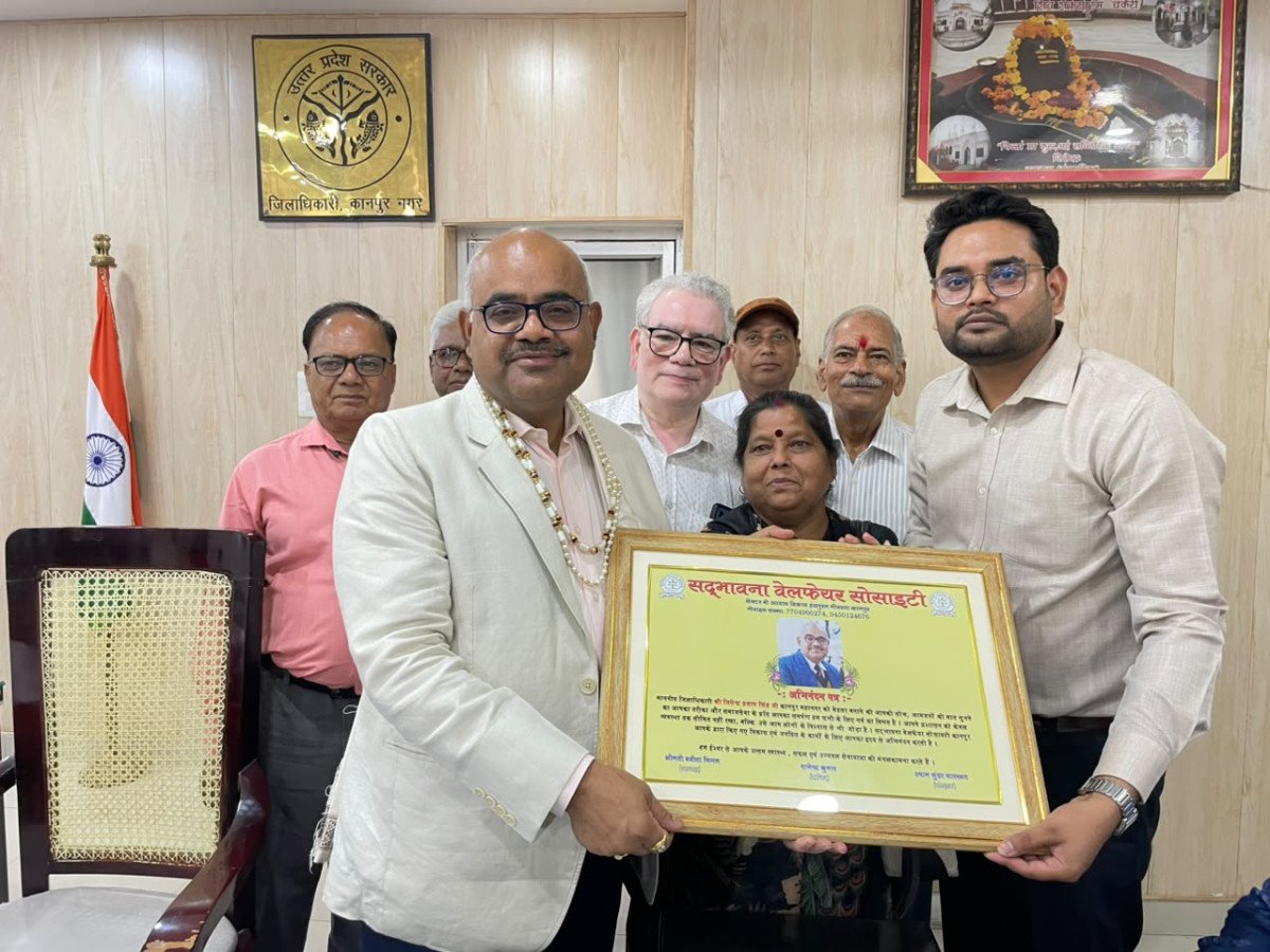 कानपुर में ओवरलोड डंपरों के खिलाफ डीएम को सौंपा ज्ञापन