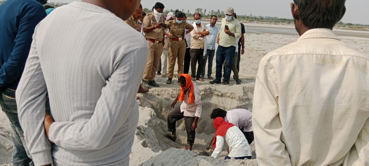 कौशाम्बी: तीन महीने बाद जिलाधिकारी के आदेश पर खोदी गई कब्र, लेकिन अंदर से गायब मिली विवाहिता की लाश; इलाके में सनसनी