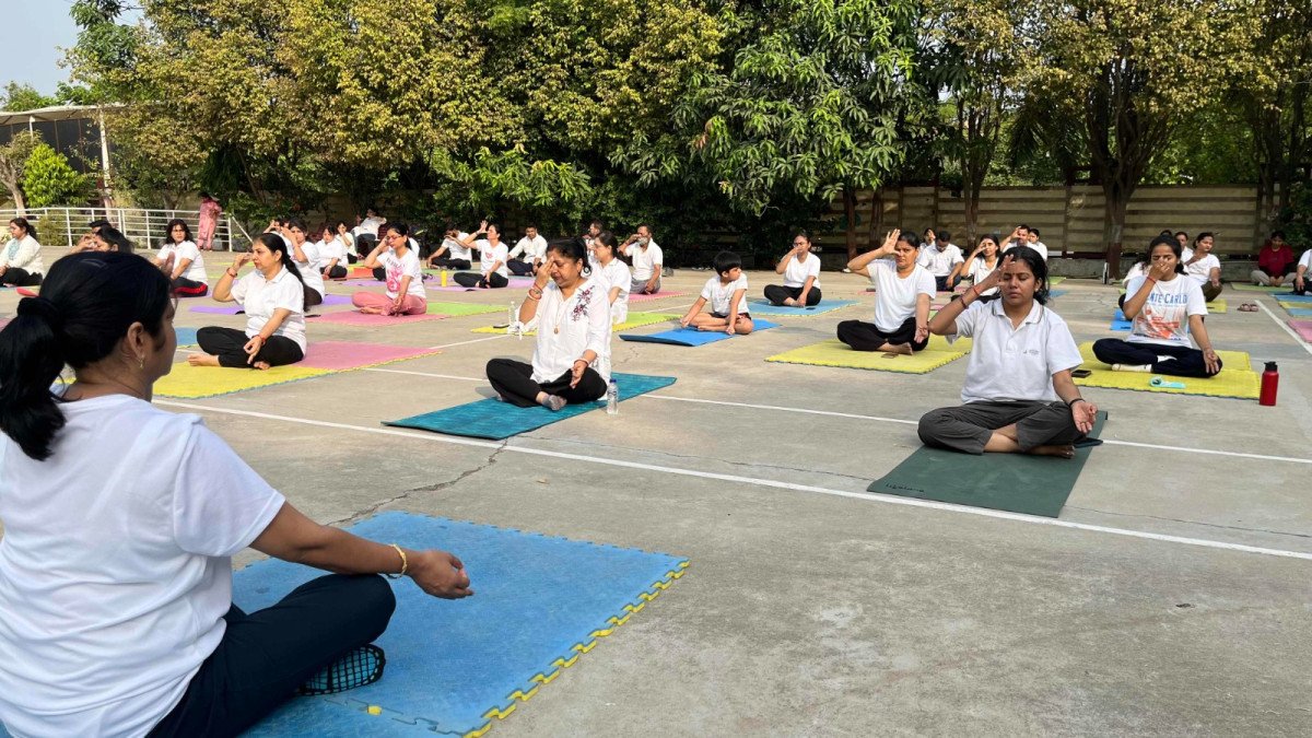 जयपुरिया स्कूल में सामूहिक योगाभ्यास से बिखरी सकारात्मक ऊर्जा, अपार्टमेंट तक पहुँचाया सेहत का संदेश