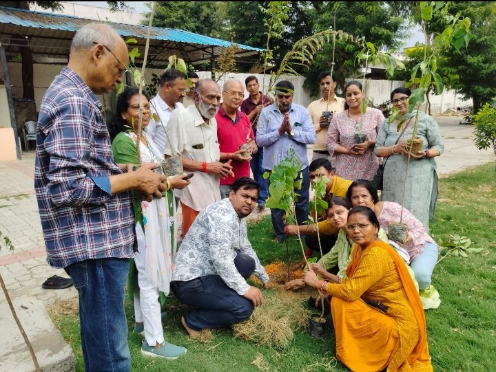 विश्व पर्यावरण दिवस पर लखनऊ की नक्षत्र वाटिका में त्रिवेणी पौधारोपण