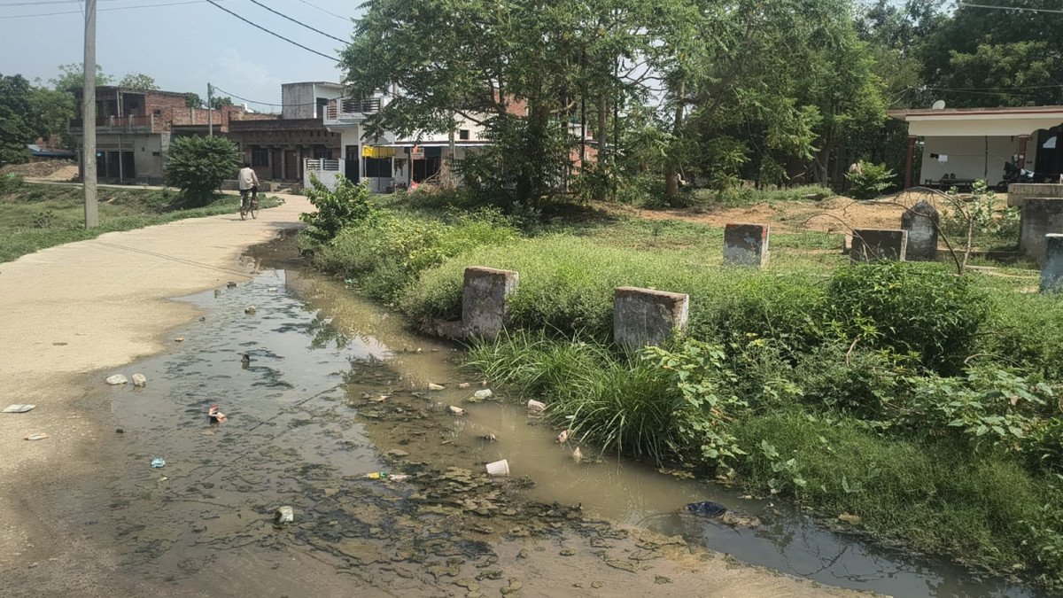 मानिकपुर में जाम नाली बनी आफत, सड़क पर भरा गंदा पानी