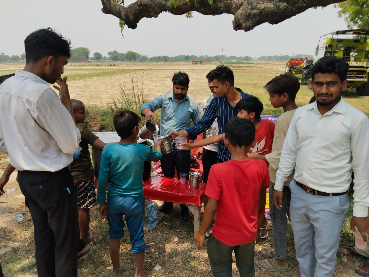 : किसानों और मजदूरों को पिलाया शरबत, डिहाइड्रेशन से बचने की दी सलाह
