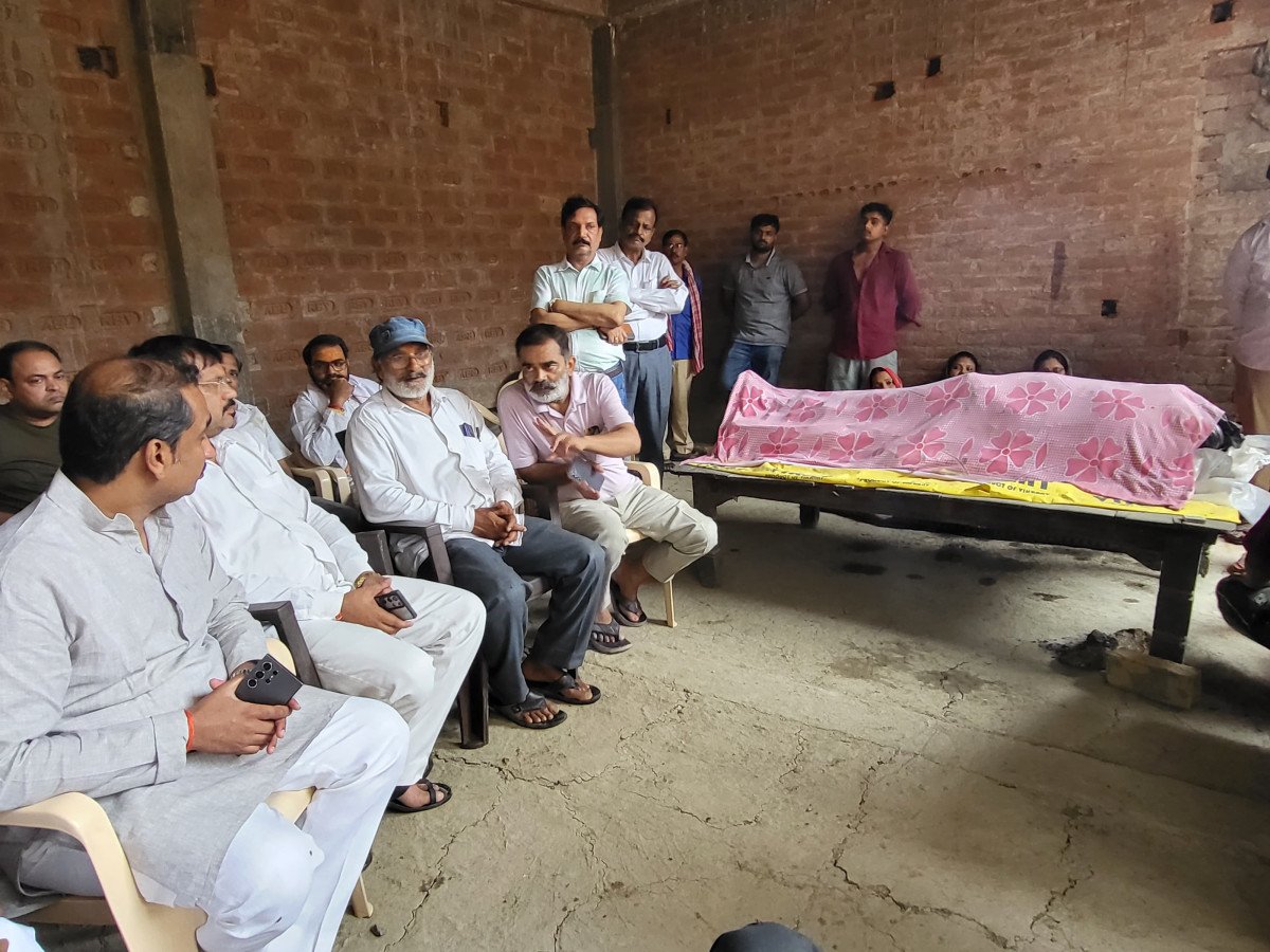 गंगा एक्सप्रेसवे हादसा: विधायक दीपक पटेल ने बाबूगंज पहुंचकर पीड़ित परिवारों को बंधाया ढांढस