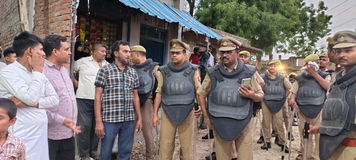 कौशाम्बी: मोहर्रम को लेकर संदीपन घाट पुलिस अलर्ट, पीएसी बल के साथ सड़कों पर उतरे थाना प्रभारी