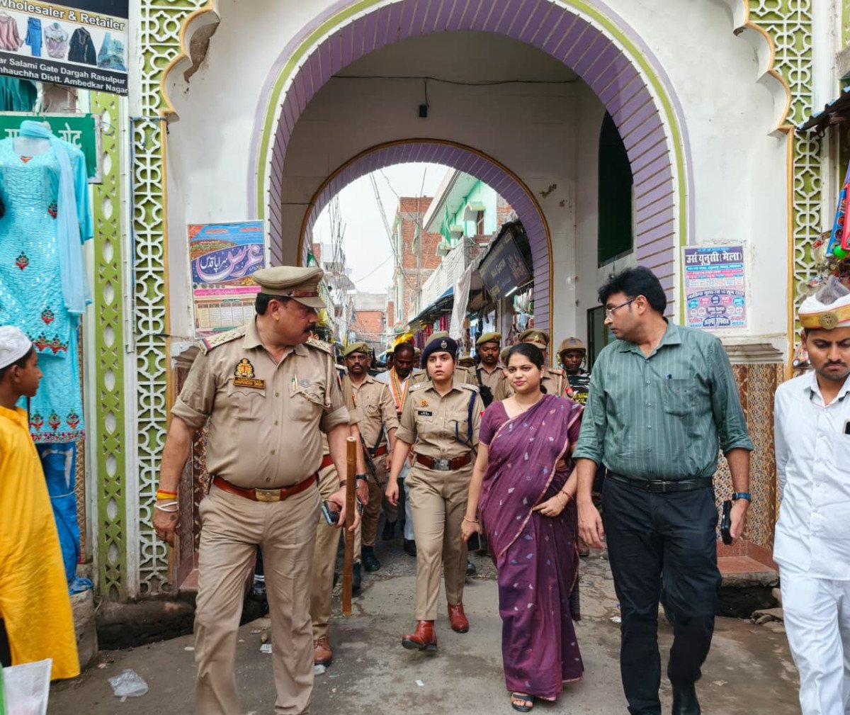 अम्बेडकरनगर: मोहर्रम पर डीएम-एसपी ने किछौछा में किया फ्लैग मार्च