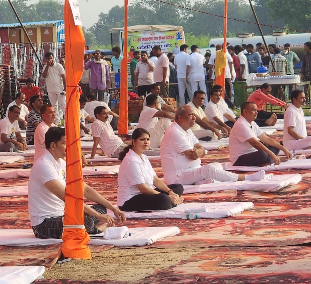 अकबरपुर हवाई पट्टी पर योग का महाकुंभ: मंत्री संजय निषाद ने किया शुभारंभ, 'पावर योगा' और स्कूली बच्चों के हुनर ने मोहा मन
