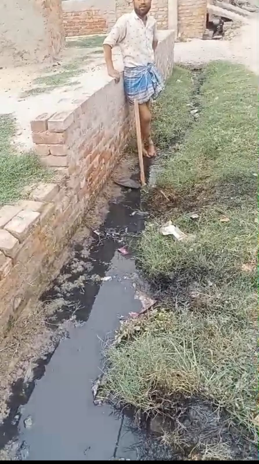नांदेमई में महीनों से नदारद सफाईकर्मी, बरसात में घर डूबने के डर से ग्रामीणों ने खुद उठाई कुदाल-फावड़ा