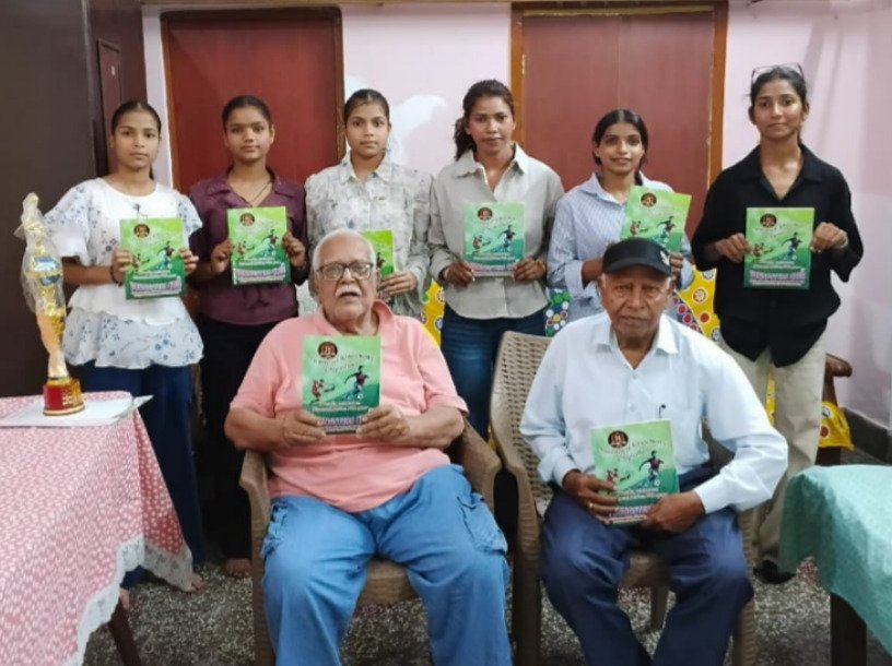 यंगस्टर्स क्लब की उपविजेता टीम ने अध्यक्ष को सौंपी चमचमाती ट्रॉफी; खिलाड़ियों को मिली क्लब की हीरक जयंती स्मारिका