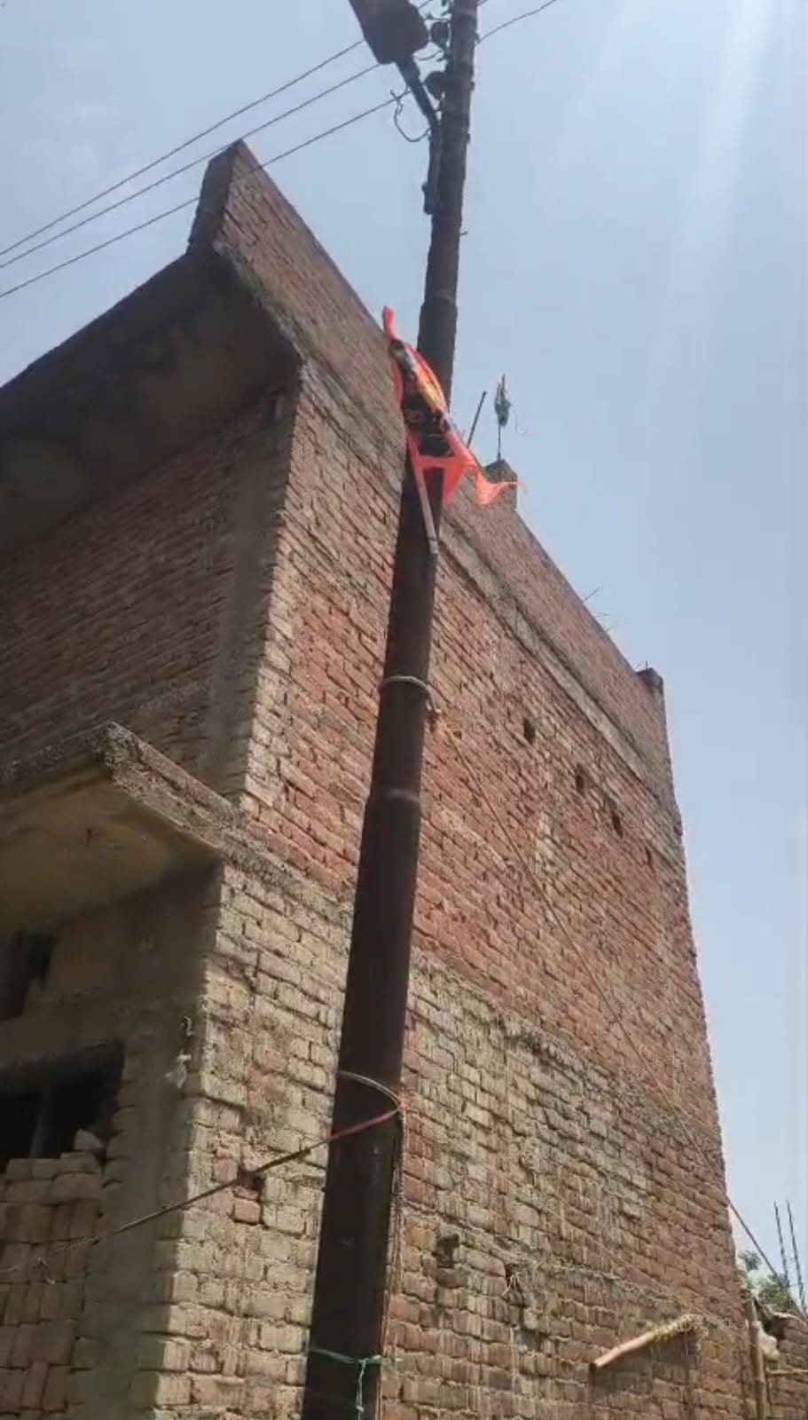 मानिकपुर में प्रशासनिक लापरवाही की हद: इनायतगंज में रस्सी के सहारे टिका जर्जर बिजली का पोल, मंडरा रहा बड़ा खतरा