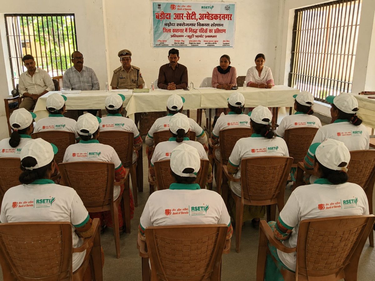 Ambedkarnagar जिला कारागार में महिला बंदियों के लिए ब्यूटी पार्लर प्रशिक्षण शुरू