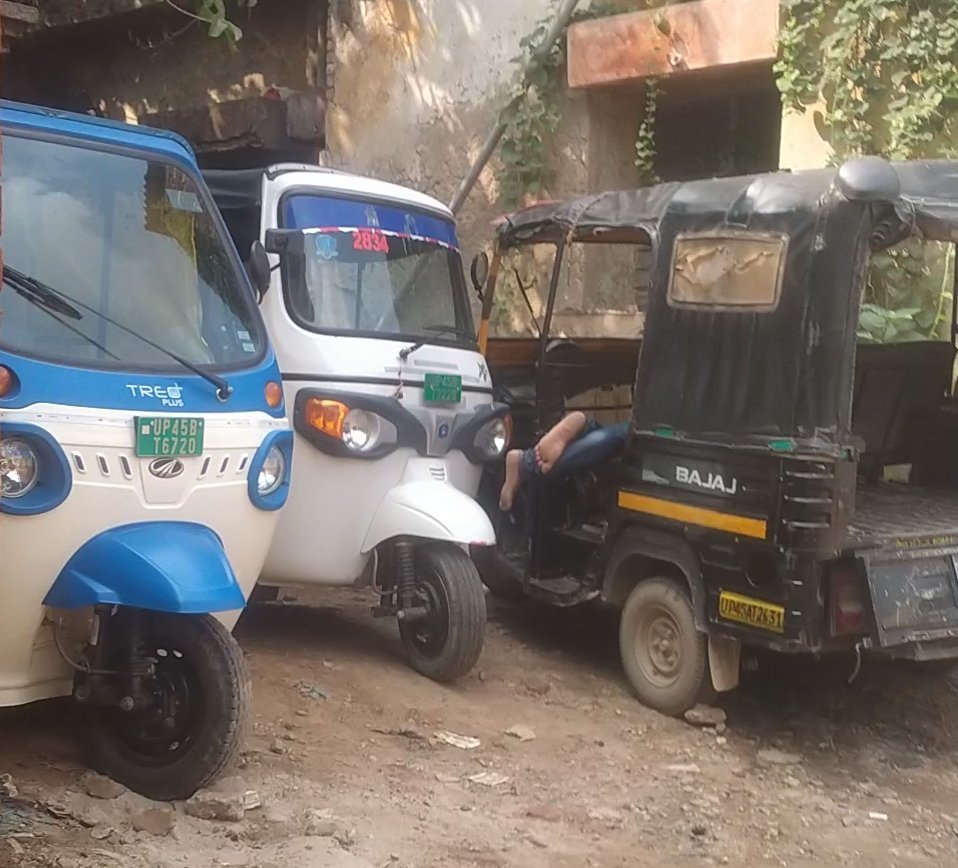 अंबेडकरनगर में सैनिक कल्याण कार्यालय बना अवैध स्टैंड, बिना लाइसेंस दौड़ रहे ई-रिक्शा