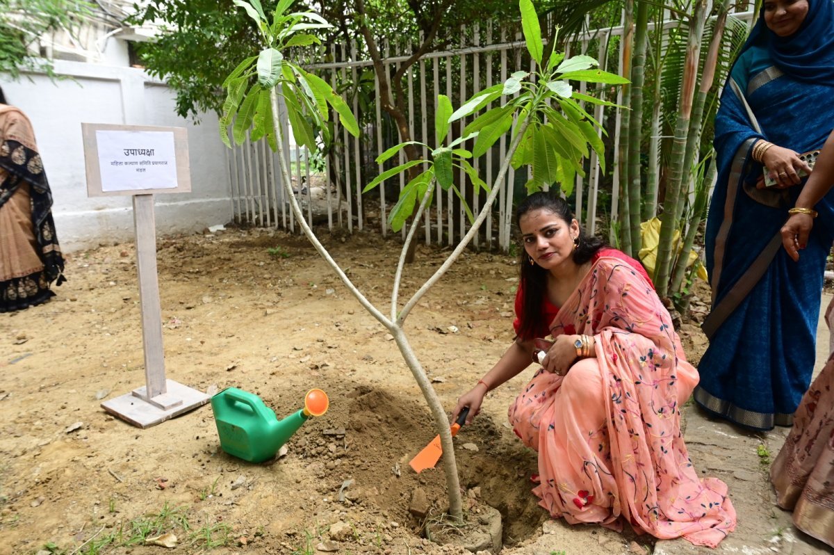 महिला कल्याण समिति ने रेलवे ट्रैफिक कॉलोनी में किया पौधरोपण, हरित भविष्य का लिया संकल्प