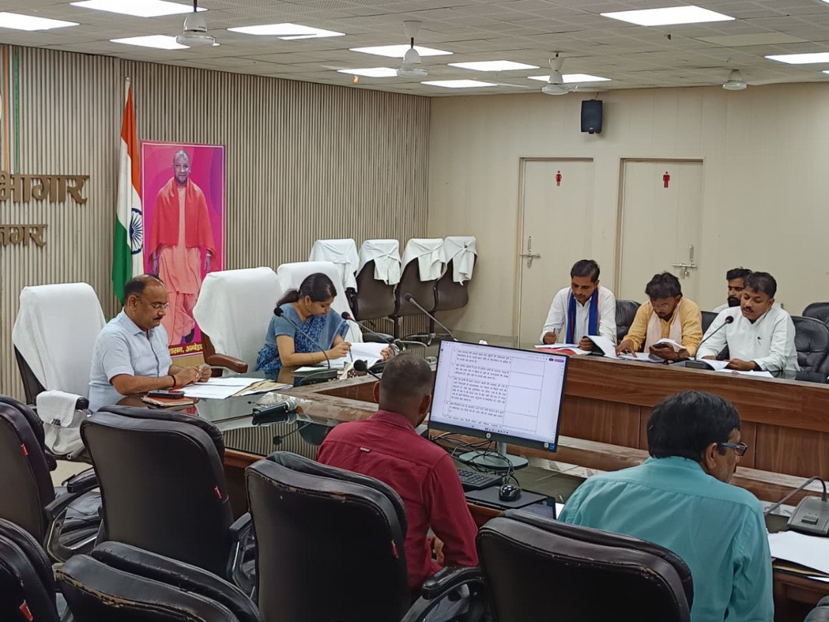 अम्बेडकर नगर: मतदेय स्थलों के संभाजन को लेकर जिलाधिकारी ने की बैठक