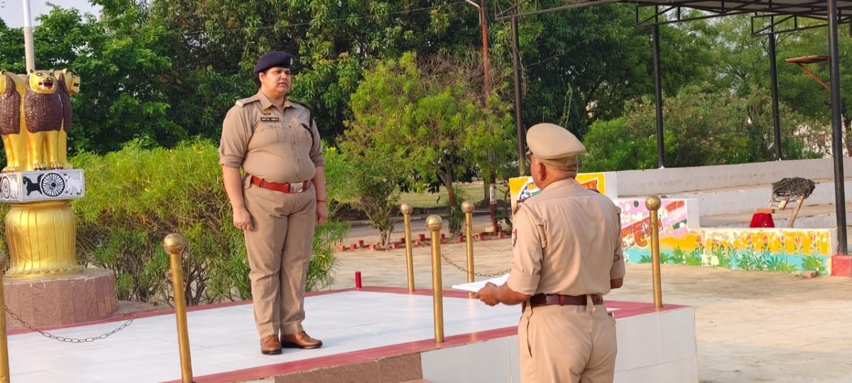 कौशाम्बी पुलिस लाइन्स में एएसपी ने ली परेड की सलामी: वर्दी-बूट का परखा टर्नआउट, जवानों से लगवाई दौड़