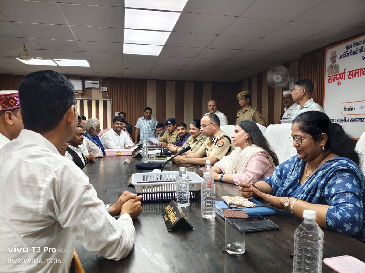 Kaushambi: मंझनपुर तहसील पहुंचे मंडलायुक्त व आईजी; कहा- जनसमस्याओं का निस्तारण शासन की सर्वोच्च प्राथमिकता