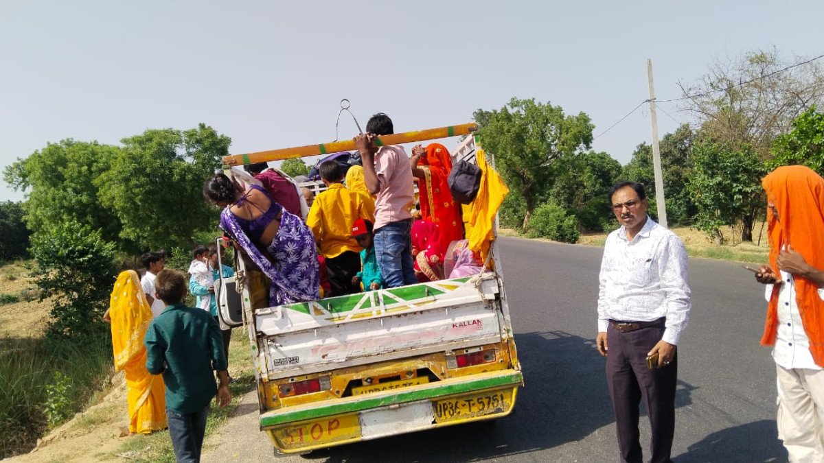 Kaushambi : नियमों की धज्जियां उड़ाने वाले वाहन चालकों पर परिवहन विभाग का हंटर, कड़ा धाम जा रही पिकअप सीज
