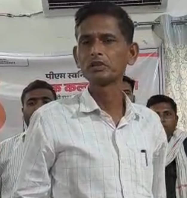 प्रतापगढ़: मानिकपुर ईओ ने पत्रकारों और सभासदों को सभागार से निकाला