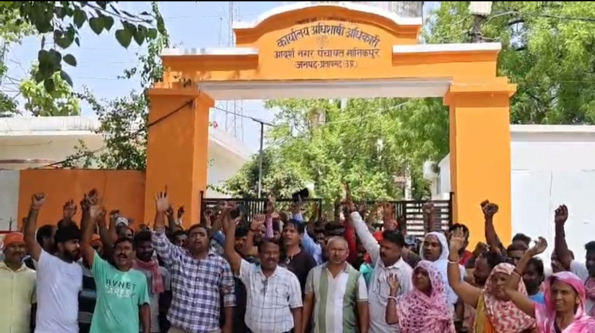 प्रतापगढ़: मानिकपुर नगर पंचायत की बैठक में भारी हंगामा, सेवानिवृत्त बाबू के दखल और दो ईओ के विवाद से विकास कार्य ठप
