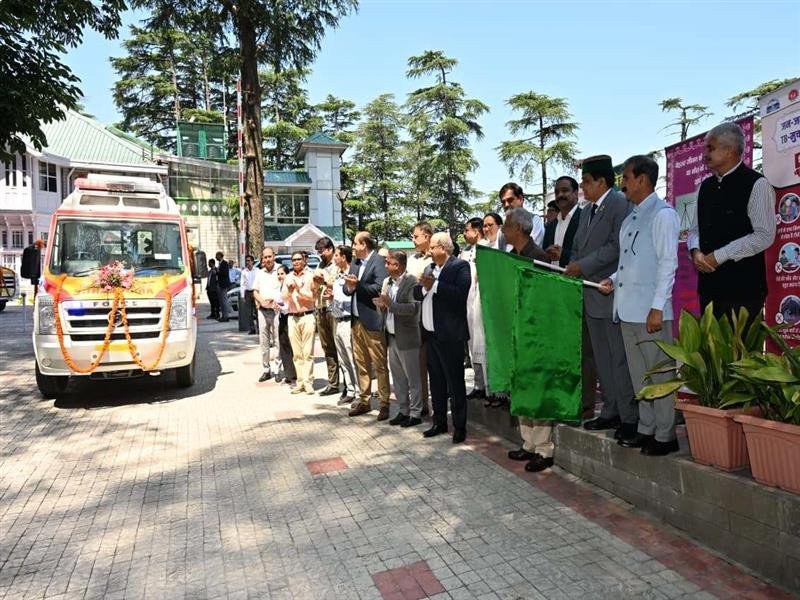 मुख्यमंत्री ने हरी झंडी दिखाकर नई अत्याधुनिक एंबुलेंस को किया रवाना