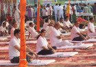 अकबरपुर हवाई पट्टी पर योग का महाकुंभ: मंत्री संजय निषाद ने किया शुभारंभ, 'पावर योगा' और स्कूली बच्चों के हुनर ने मोहा मन