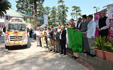 मुख्यमंत्री ने हरी झंडी दिखाकर नई अत्याधुनिक एंबुलेंस को किया रवाना