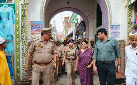अम्बेडकरनगर: मोहर्रम पर डीएम-एसपी ने किछौछा में किया फ्लैग मार्च