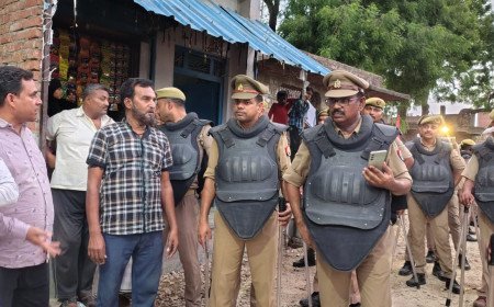 कौशाम्बी: मोहर्रम को लेकर संदीपन घाट पुलिस अलर्ट, पीएसी बल के साथ सड़कों पर उतरे थाना प्रभारी