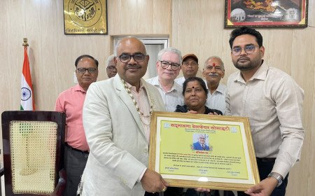 कानपुर में ओवरलोड डंपरों के खिलाफ डीएम को सौंपा ज्ञापन