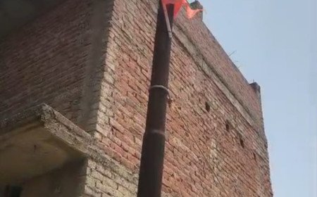मानिकपुर में प्रशासनिक लापरवाही की हद: इनायतगंज में रस्सी के सहारे टिका जर्जर बिजली का पोल, मंडरा रहा बड़ा खतरा