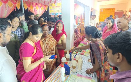 DM Ambedkarnagar ने रात्रिकालीन चौपाल में सुनी जनसमस्याएं, किया निस्तारण