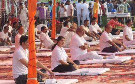 अकबरपुर हवाई पट्टी पर योग का महाकुंभ: मंत्री संजय निषाद ने किया शुभारंभ, 'पावर योगा' और स्कूली बच्चों के हुनर ने मोहा मन