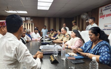 Kaushambi: मंझनपुर तहसील पहुंचे मंडलायुक्त व आईजी; कहा- जनसमस्याओं का निस्तारण शासन की सर्वोच्च प्राथमिकता