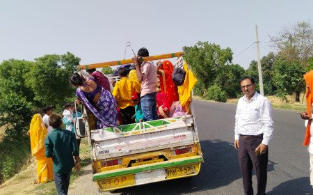 Kaushambi : नियमों की धज्जियां उड़ाने वाले वाहन चालकों पर परिवहन विभाग का हंटर, कड़ा धाम जा रही पिकअप सीज
