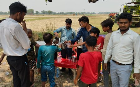 : किसानों और मजदूरों को पिलाया शरबत, डिहाइड्रेशन से बचने की दी सलाह