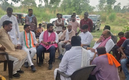 अम्बेडकर नगर: मईपुर अग्निकांड पीड़ितों से मिले कांग्रेस जिलाध्यक्ष, दी चेतावनी