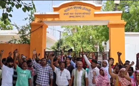 प्रतापगढ़: मानिकपुर नगर पंचायत की बैठक में भारी हंगामा, सेवानिवृत्त बाबू के दखल और दो ईओ के विवाद से विकास कार्य ठप