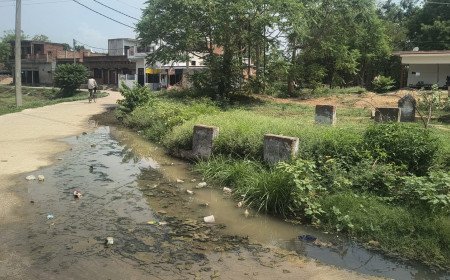 मानिकपुर में जाम नाली बनी आफत, सड़क पर भरा गंदा पानी