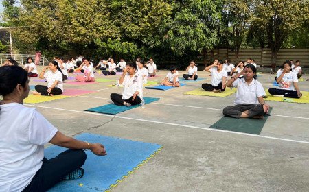 जयपुरिया स्कूल में सामूहिक योगाभ्यास से बिखरी सकारात्मक ऊर्जा, अपार्टमेंट तक पहुँचाया सेहत का संदेश