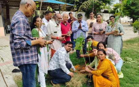 विश्व पर्यावरण दिवस पर लखनऊ की नक्षत्र वाटिका में त्रिवेणी पौधारोपण