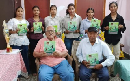 यंगस्टर्स क्लब की उपविजेता टीम ने अध्यक्ष को सौंपी चमचमाती ट्रॉफी; खिलाड़ियों को मिली क्लब की हीरक जयंती स्मारिका