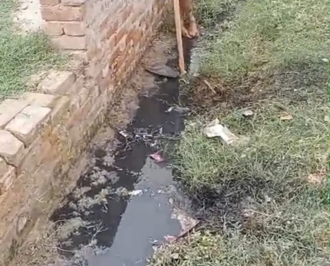 नांदेमई में महीनों से नदारद सफाईकर्मी, बरसात में घर डूबने के डर से ग्रामीणों ने खुद उठाई कुदाल-फावड़ा