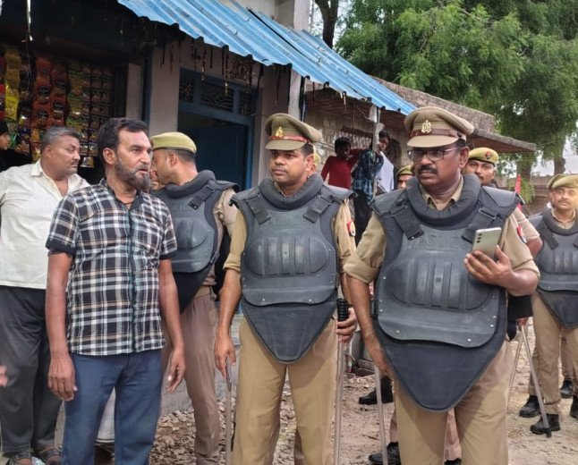 कौशाम्बी: मोहर्रम को लेकर संदीपन घाट पुलिस अलर्ट, पीएसी बल के साथ सड़कों पर उतरे थाना प्रभारी