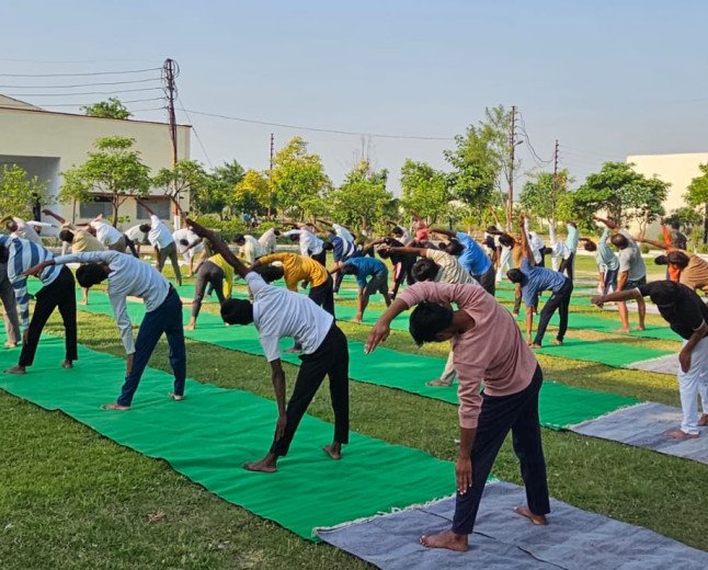 ambedkarnagar के श्रवण धाम और जिला कारागार में बृहद योग शिविर आयोजित