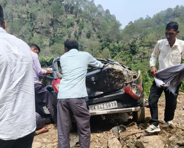 Almora में चीख-पुकार: अनियंत्रित होकर गहरी खाई में गिरी कार, चार लोगों की दर्दनाक मौत, दो गंभीर