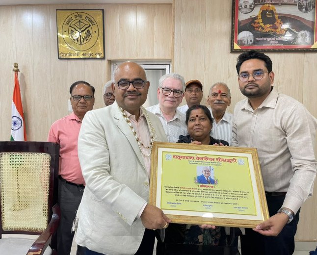 कानपुर में ओवरलोड डंपरों के खिलाफ डीएम को सौंपा ज्ञापन
