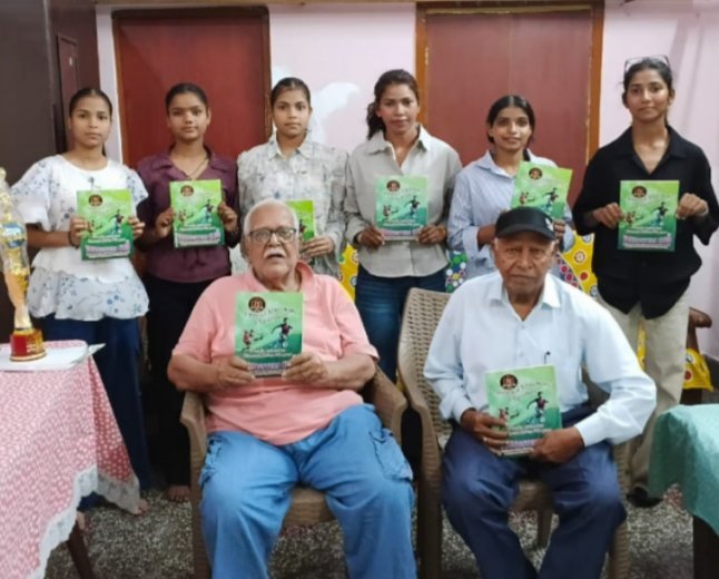 यंगस्टर्स क्लब की उपविजेता टीम ने अध्यक्ष को सौंपी चमचमाती ट्रॉफी; खिलाड़ियों को मिली क्लब की हीरक जयंती स्मारिका
