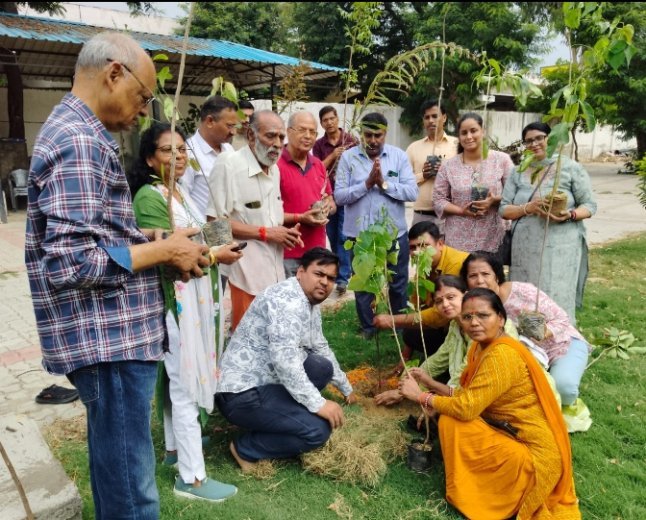 विश्व पर्यावरण दिवस पर लखनऊ की नक्षत्र वाटिका में त्रिवेणी पौधारोपण