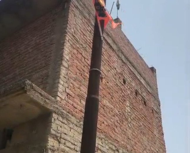 मानिकपुर में प्रशासनिक लापरवाही की हद: इनायतगंज में रस्सी के सहारे टिका जर्जर बिजली का पोल, मंडरा रहा बड़ा खतरा